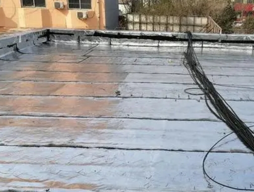 仙桃卫生间漏水维修公司分享下仙桃屋面楼顶防水刚性防水层施工要点。